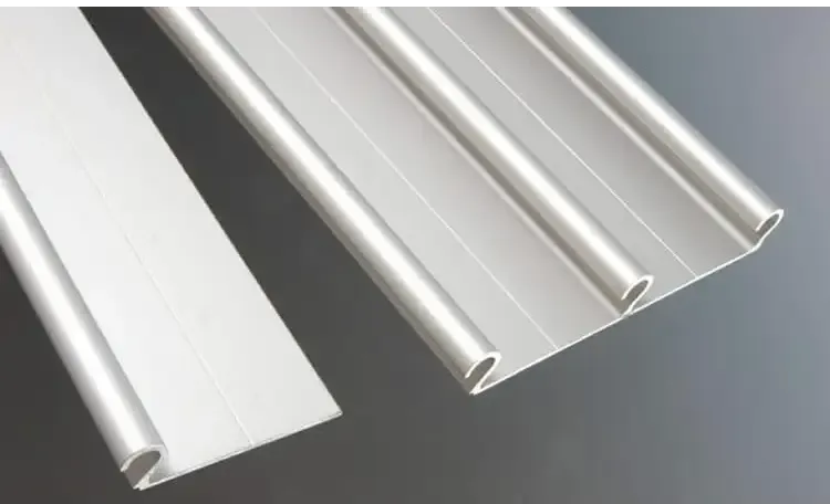 Aluminiumsprofiler til ekstra skinner – sølvfarget aluminium, reflekterende overflate, rillet overflate Aluminiumsprofiler til ekstra skinner – sølvfarget aluminium, reflekterende overflate, rillet overflate